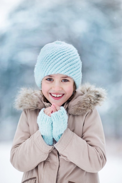 Retrato de uma menina sorridente no inverno