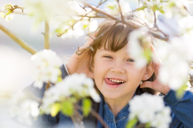 Foto retrato de uma menina sorridente no meio de flores