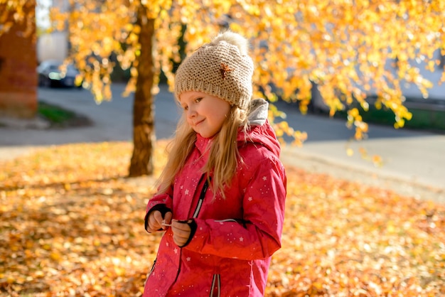 Retrato de uma menina sorridente no parque outono