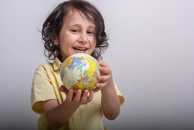 Foto retrato de uma menina sorridente segurando uma bola