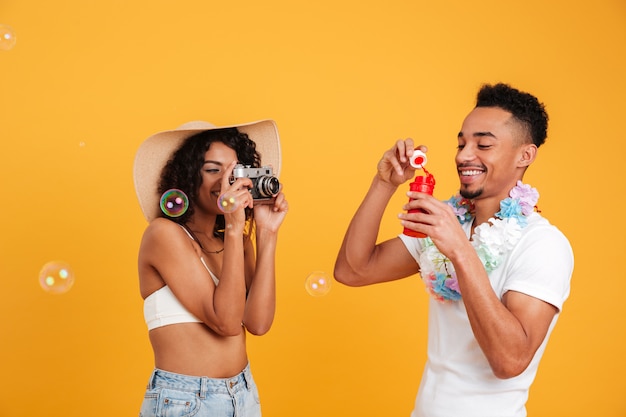 Foto retrato de uma menina sorridente, vestida com roupas de verão