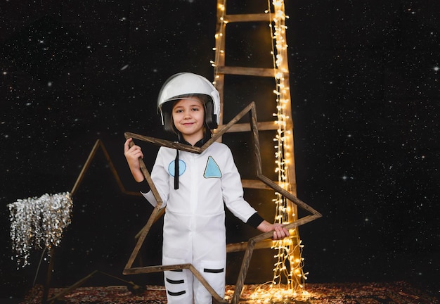 Foto retrato de uma menina sorridente vestindo um fato espacial