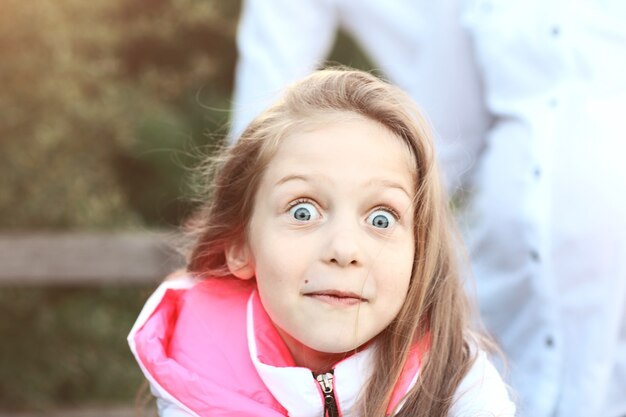 Retrato de uma menina surpresa em um passeio no parque