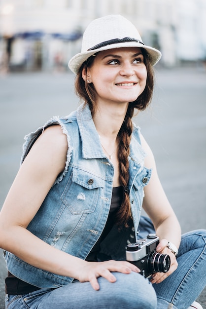 Retrato de uma menina turística sorridente