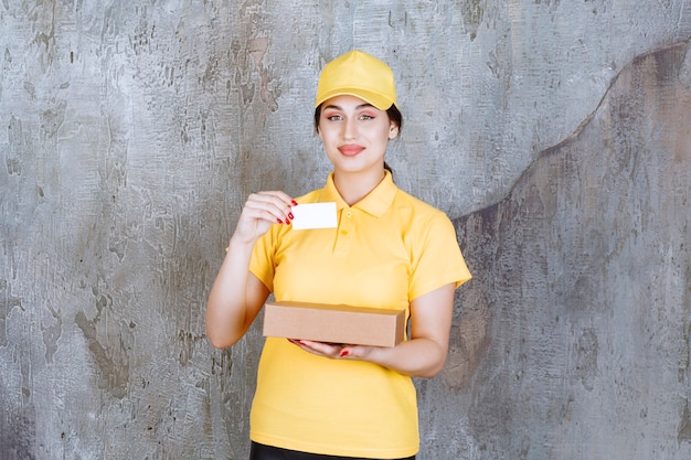 Retrato de uma mensageira segurando um cartão com uma caixa de papelão