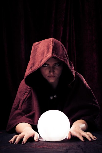 Foto retrato de uma misteriosa adivinha numa bola de cristal