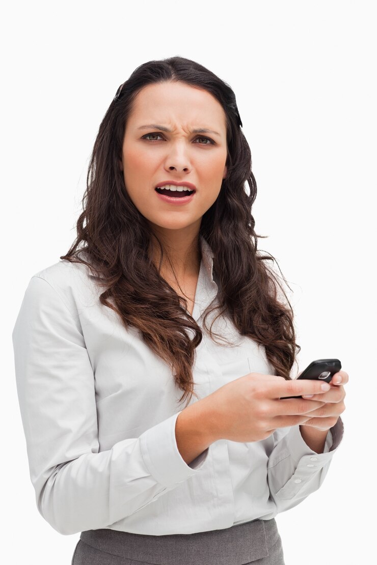 Foto retrato de uma morena fazendo careta enquanto olha sua mensagem de texto