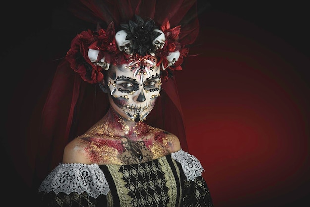Retrato de uma mulher adulta em traje de halloween de pé contra um fundo preto