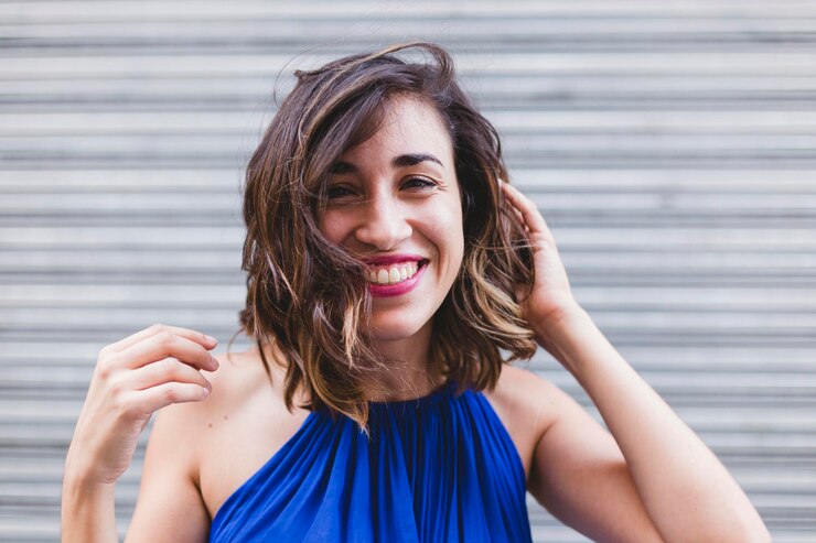 Foto retrato de uma mulher adulta feliz contra o obturador