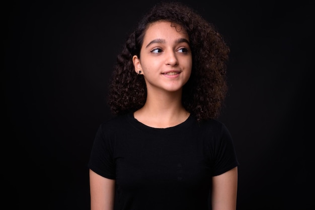 Foto retrato de uma mulher adulta sorridente contra um fundo preto