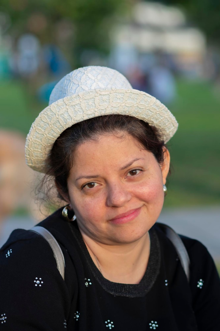 Foto retrato de uma mulher adulta sorridente usando um chapéu