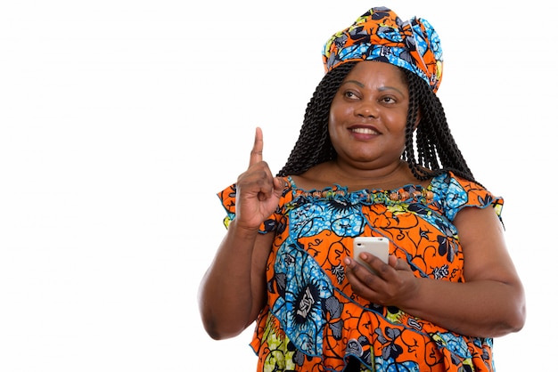retrato de uma mulher africana tendo uma ideia