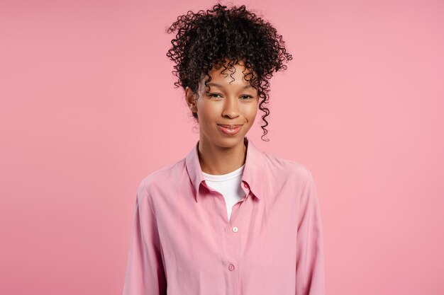 Retrato de uma mulher afro-americana emocional sorrindo e olhando para a câmera isolada