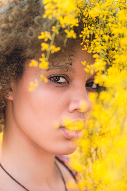 Retrato de uma mulher afro com flores amarelas