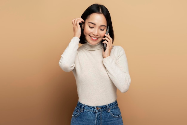 Retrato de uma mulher alegre conversando com um amigo no celular