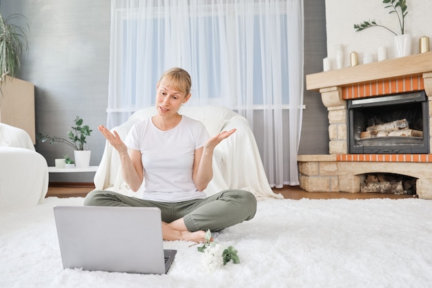 Foto retrato de uma mulher alegre em casa com um laptop, conectado online a uma reunião com amigos.