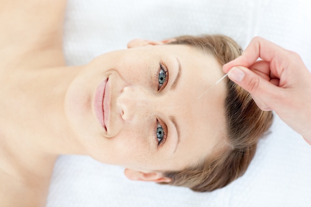 Retrato de uma mulher alegre em terapia de acupuntura