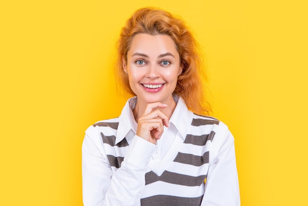 Retrato de uma mulher alegre no retrato fotográfico de estúdio de uma mulher expressando emoções