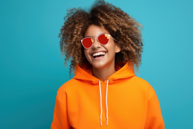 Retrato de uma mulher alegre usando moda esportiva, mulher feliz e esportiva sorrindo no estúdio