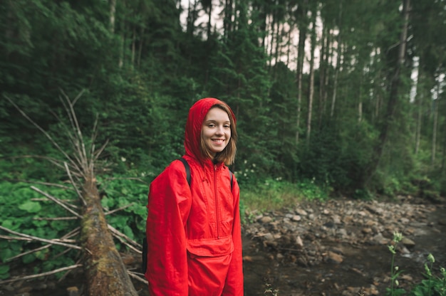 Retrato de uma mulher alpinista feliz nas montanhas