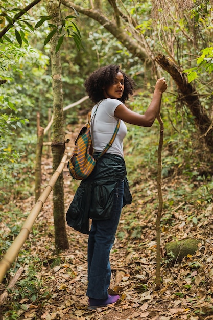 Retrato de uma mulher alpinista na selva. mulher morena no caminho da selva. conceito de turismo e natureza.