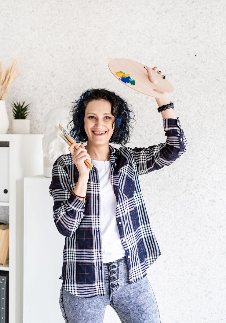 Foto retrato de uma mulher artista criativa com sua paleta e pincéis