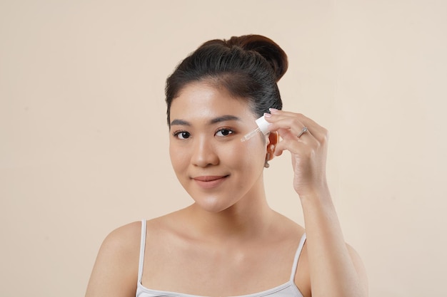 Retrato de uma mulher asiática aplicando cuidados com a pele e máscara facial orgânica para limpar a pele Pele fresca limpa