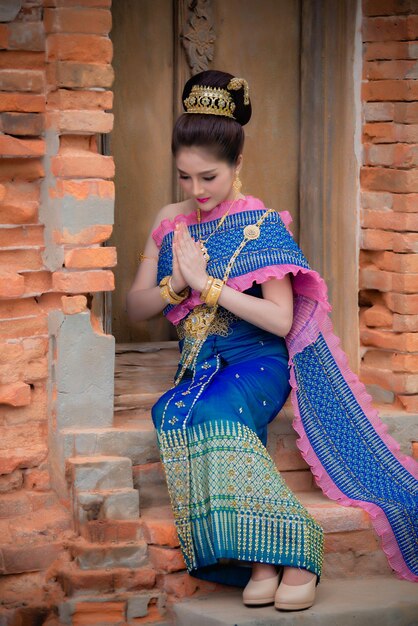 Retrato de uma mulher asiática com estilo de vestido tailandês antigo, povo tailandês, vestido tradicional tailandês, respeito