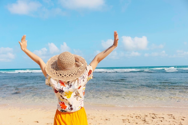 Retrato de uma mulher asiática sorridente e feliz desfruta de férias na praia