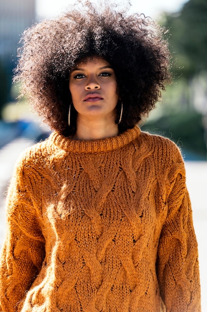 Retrato de uma mulher atraente afro na rua. conceito de estilo de cabelo