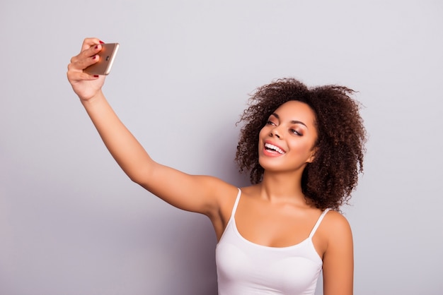 Retrato de uma mulher atraente tirando selfie com smartphone