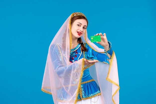 retrato de uma mulher azeri em um vestido tradicional segurando um cartão de crédito