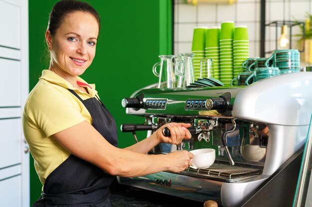 Retrato de uma mulher barista em uma cafeteria