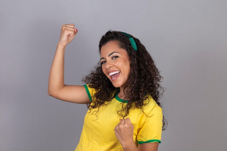 Foto retrato de uma mulher bonita com cabelos cacheados, segurando creme de cabelo