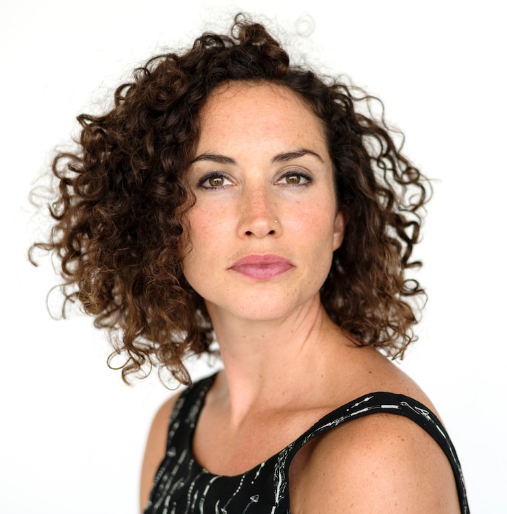 Foto retrato de uma mulher bonita com cabelos cacheados