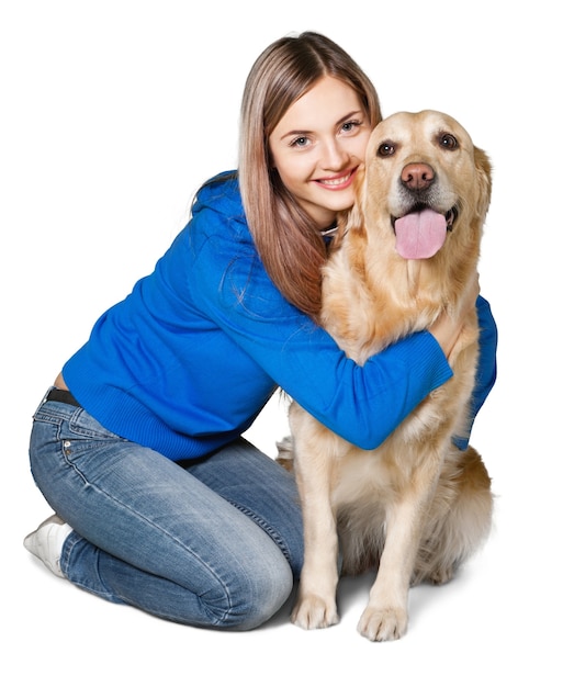 Retrato de uma mulher bonita com cachorro no fundo