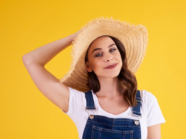 Retrato de uma mulher bonita com chapéu