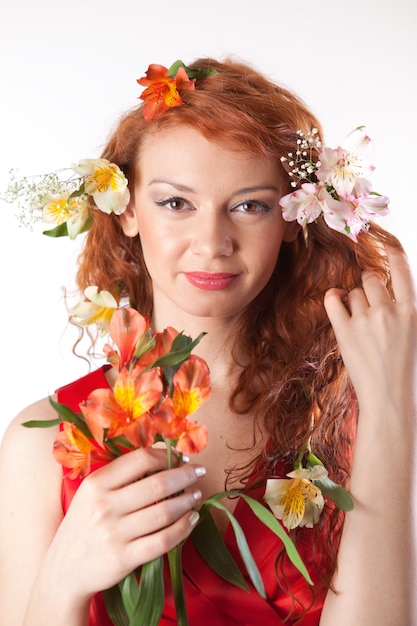 Retrato de uma mulher bonita com flores da primavera