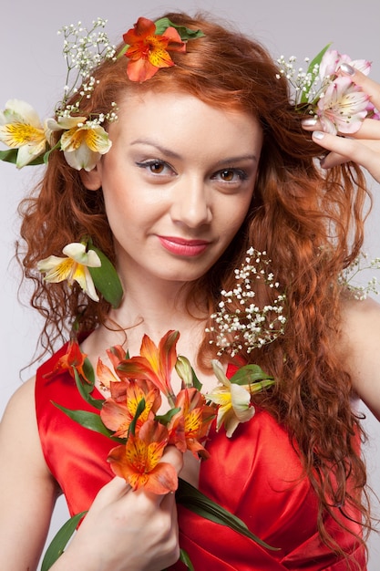 Retrato de uma mulher bonita com flores da primavera