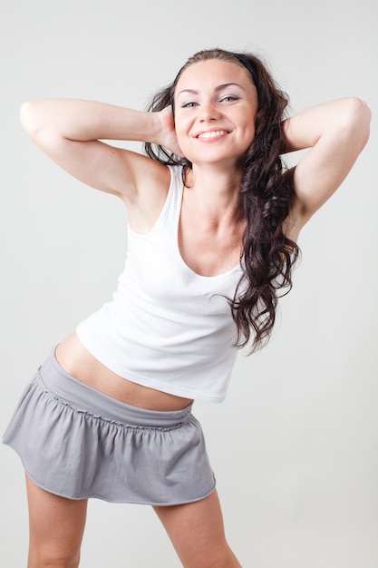 Retrato de uma mulher bonita de esportes com cabelo longo cacheado