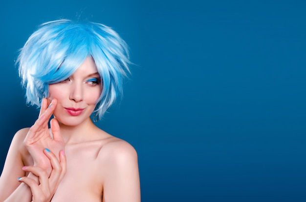 Retrato de uma mulher bonita de peruca azul