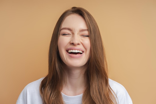 Retrato de uma mulher bonita e emocional rindo isolada no fundo Conceito de emoções das pessoas