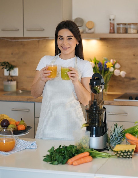 Foto retrato de uma mulher bonita segurando dois copos de bebidas diferentes nas mãos bebida vegana saudável