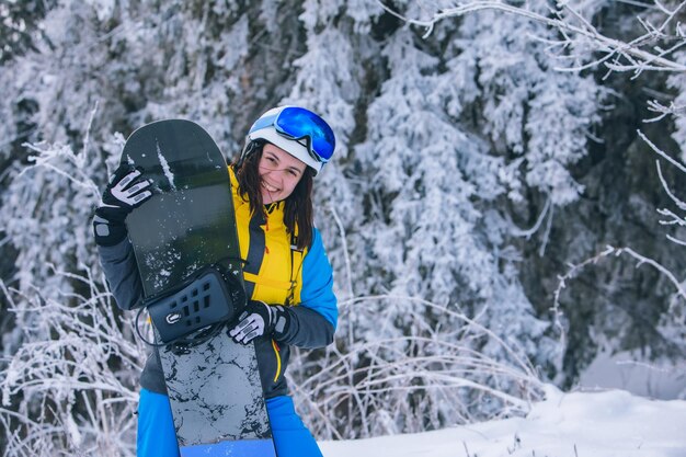 Retrato de uma mulher bonita snowboarder atividades de inverno