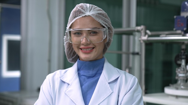 Retrato de uma mulher cientista de uniforme trabalhando em laboratório curativo