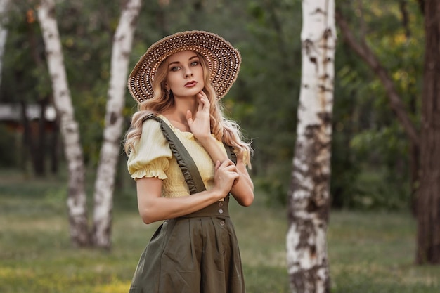 Retrato de uma mulher com cabelo loiro em roupas retrô em um parque ou jardim