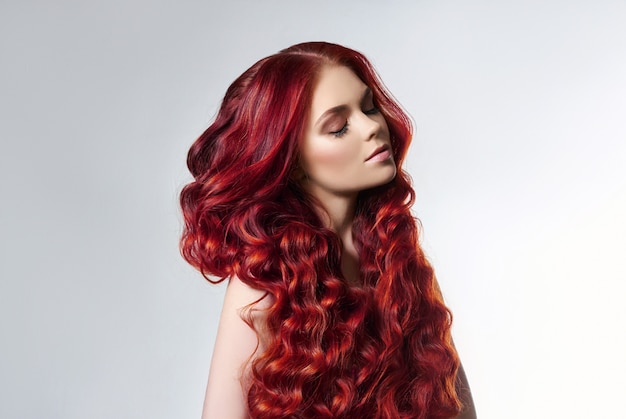 Foto retrato de uma mulher com cabelos coloridos brilhantes