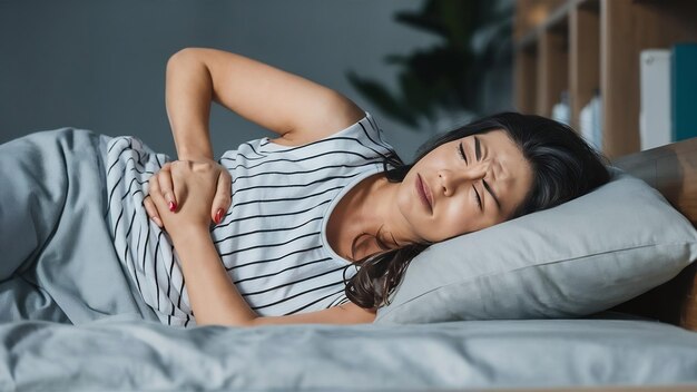 Foto retrato de uma mulher com dor de estômago deitada na cama em casa