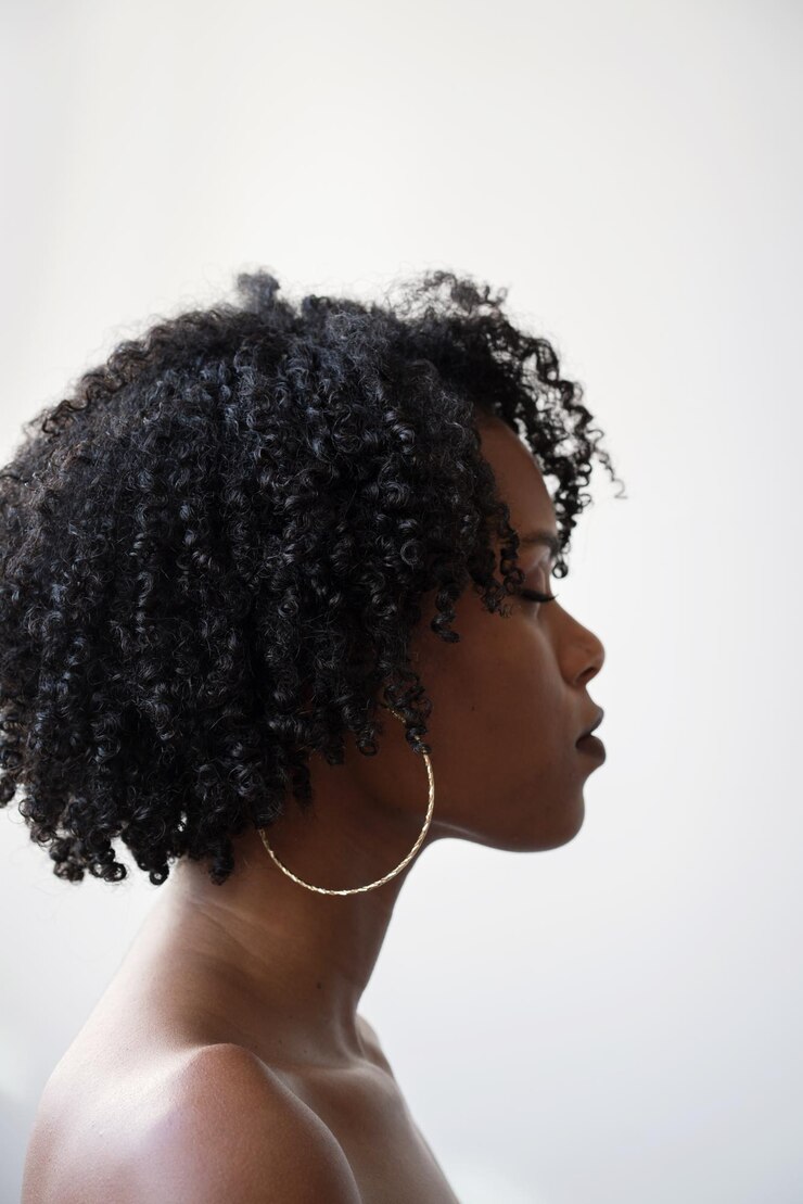 Foto retrato de uma mulher com fundo branco