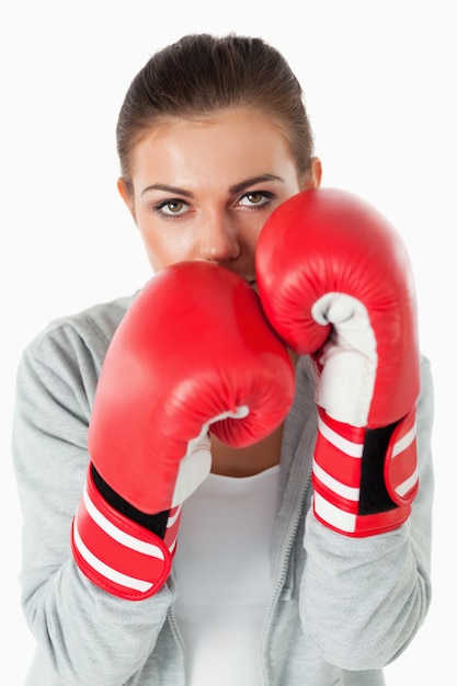 Retrato de uma mulher com luvas de boxe